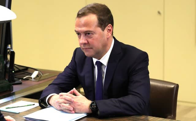 Медведев: власти намерены оказывать поддержку наиболее уязвимым категориям населения