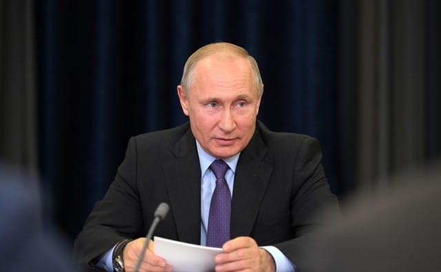 Путин подписал закон о зачислении братьев и сестер в один детсад и школу